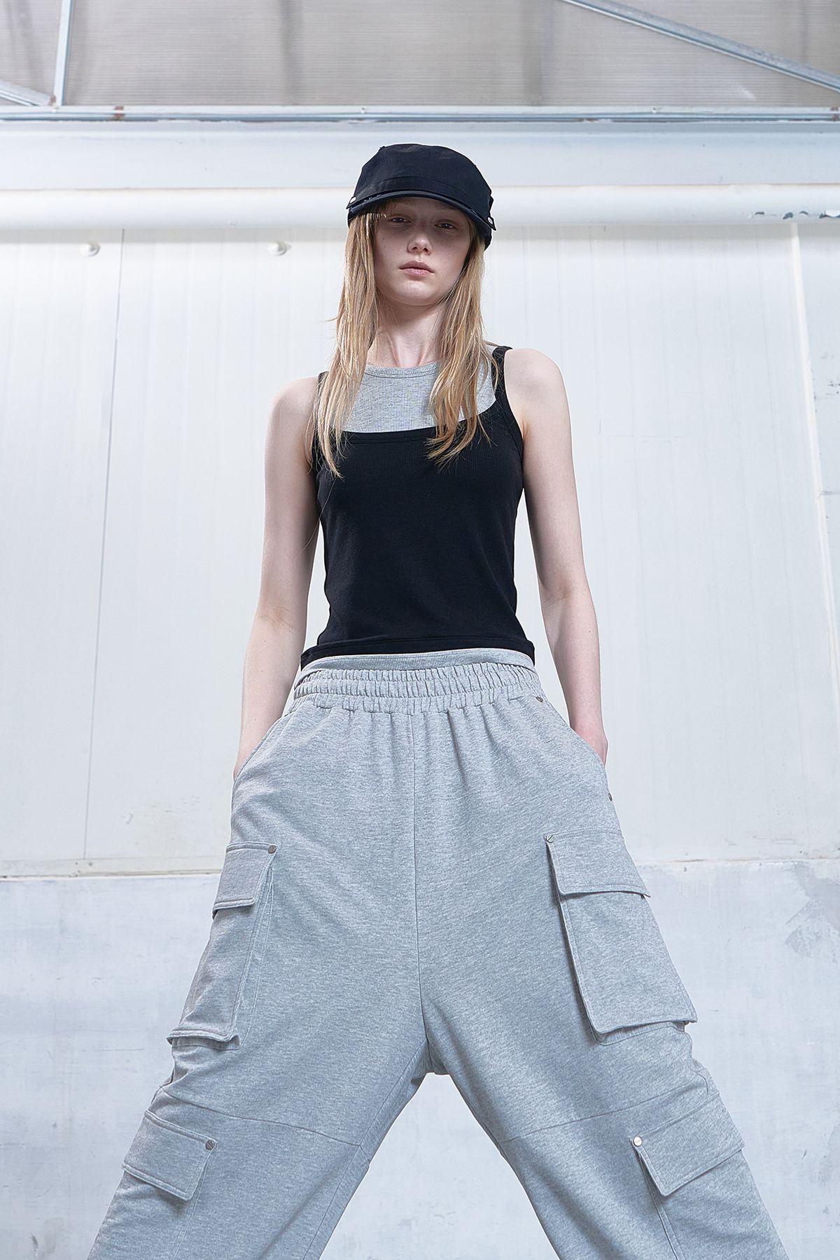 다이닛(DEINET) D-CONTRAST SLEEVELESS IN BLACK