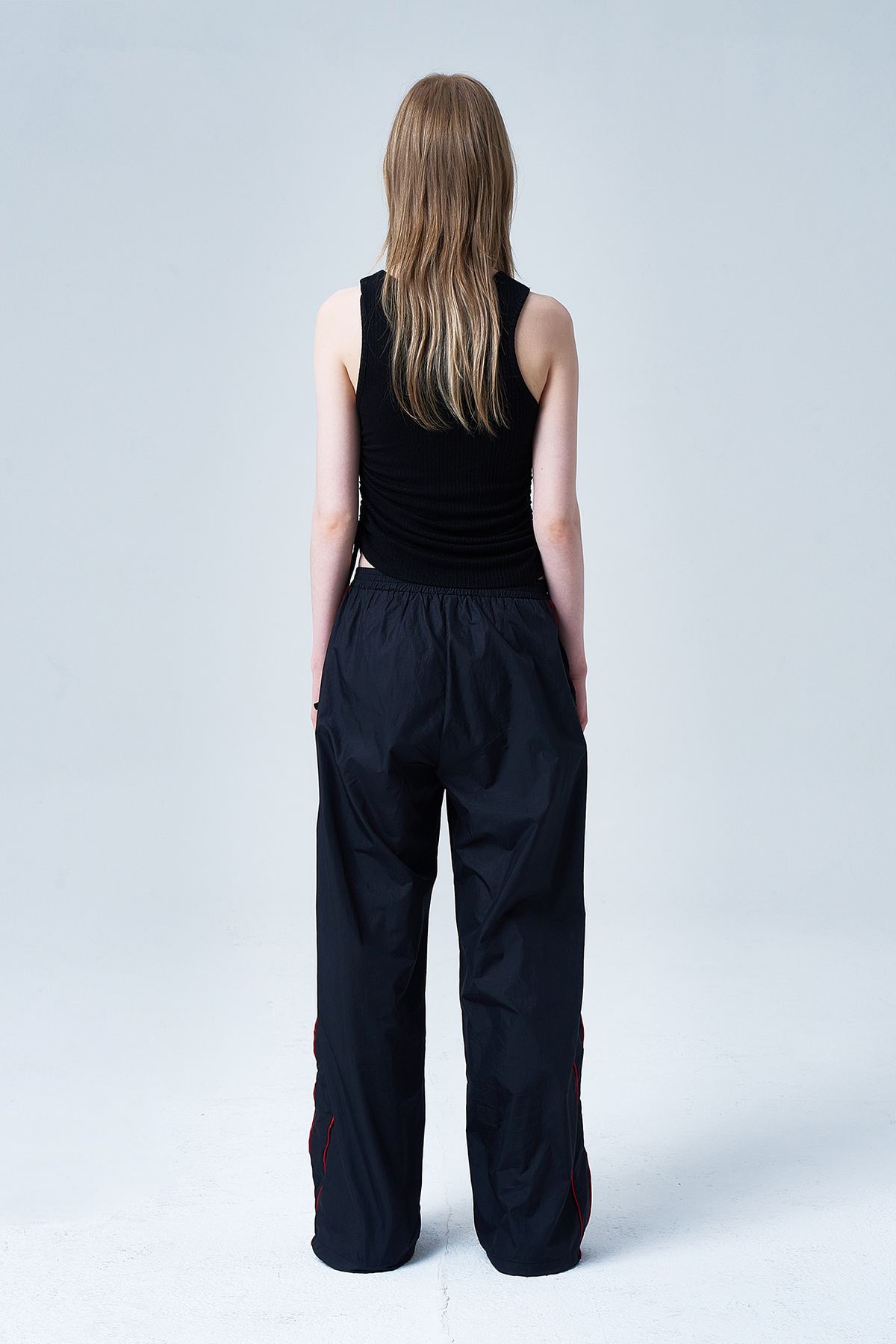 다이닛(DEINET) SOLID NYLON PANTS IN BLACK