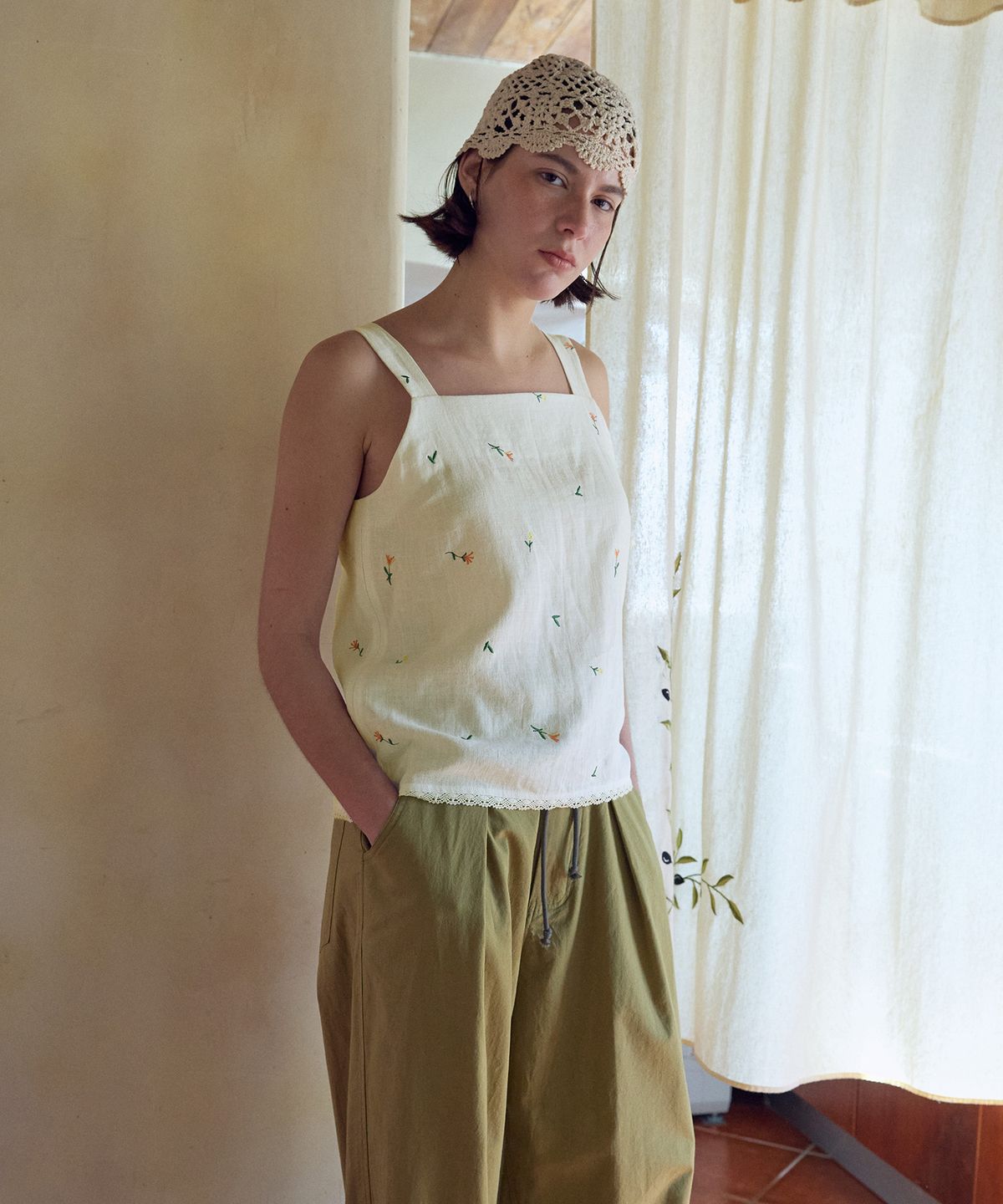 프리터(FRITUR) Bloom Embroidered Sleeveless Top White_F262BL04