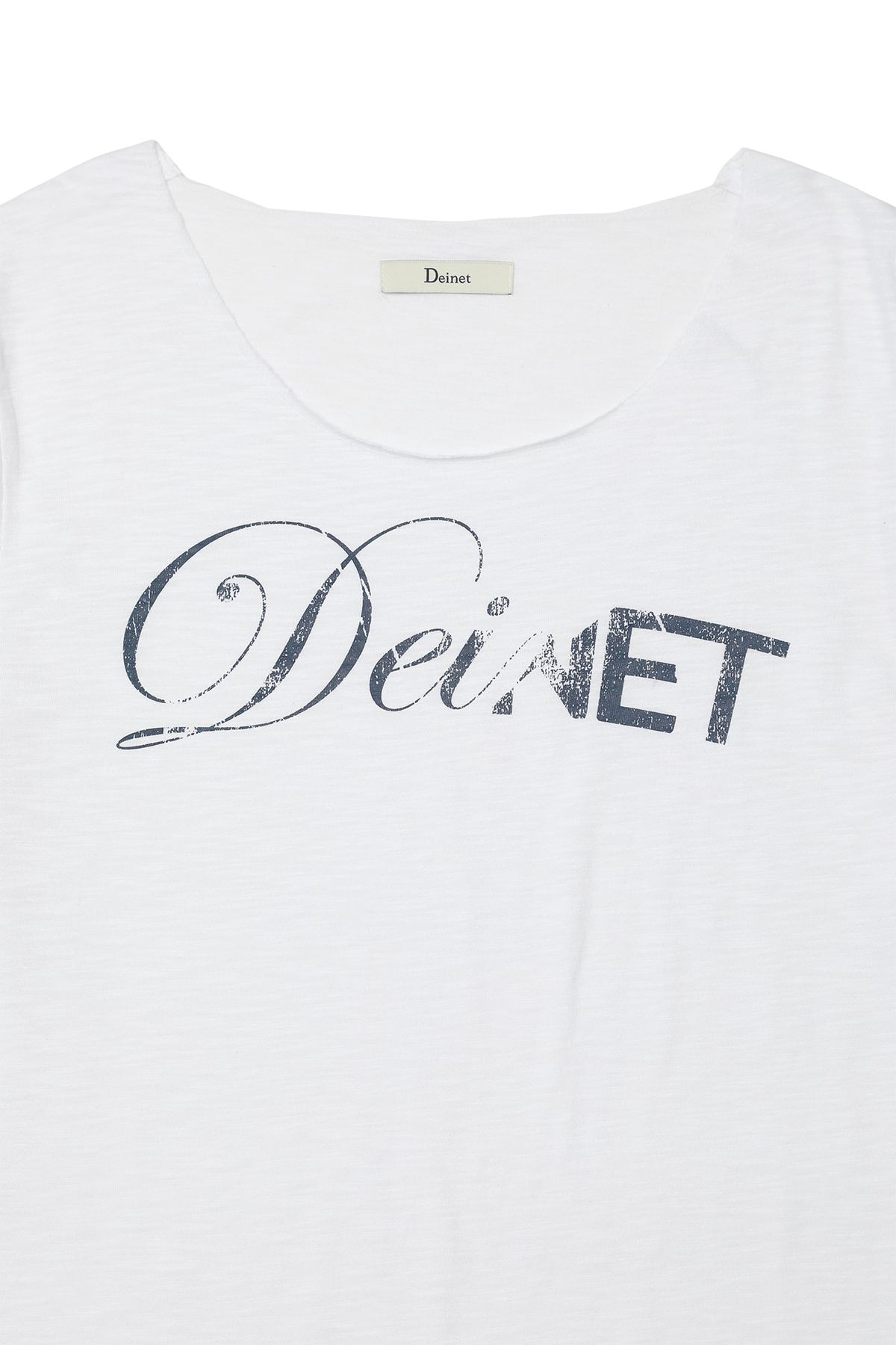 다이닛(DEINET) OFF SHOULDER GRAPHIC T-SHIRT IN WHITE