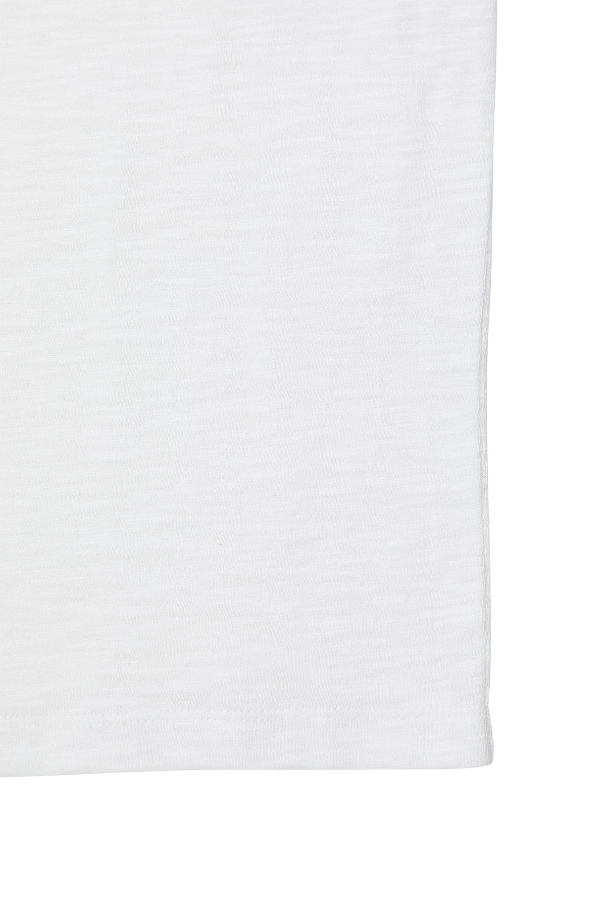 다이닛(DEINET) OFF SHOULDER GRAPHIC T-SHIRT IN WHITE