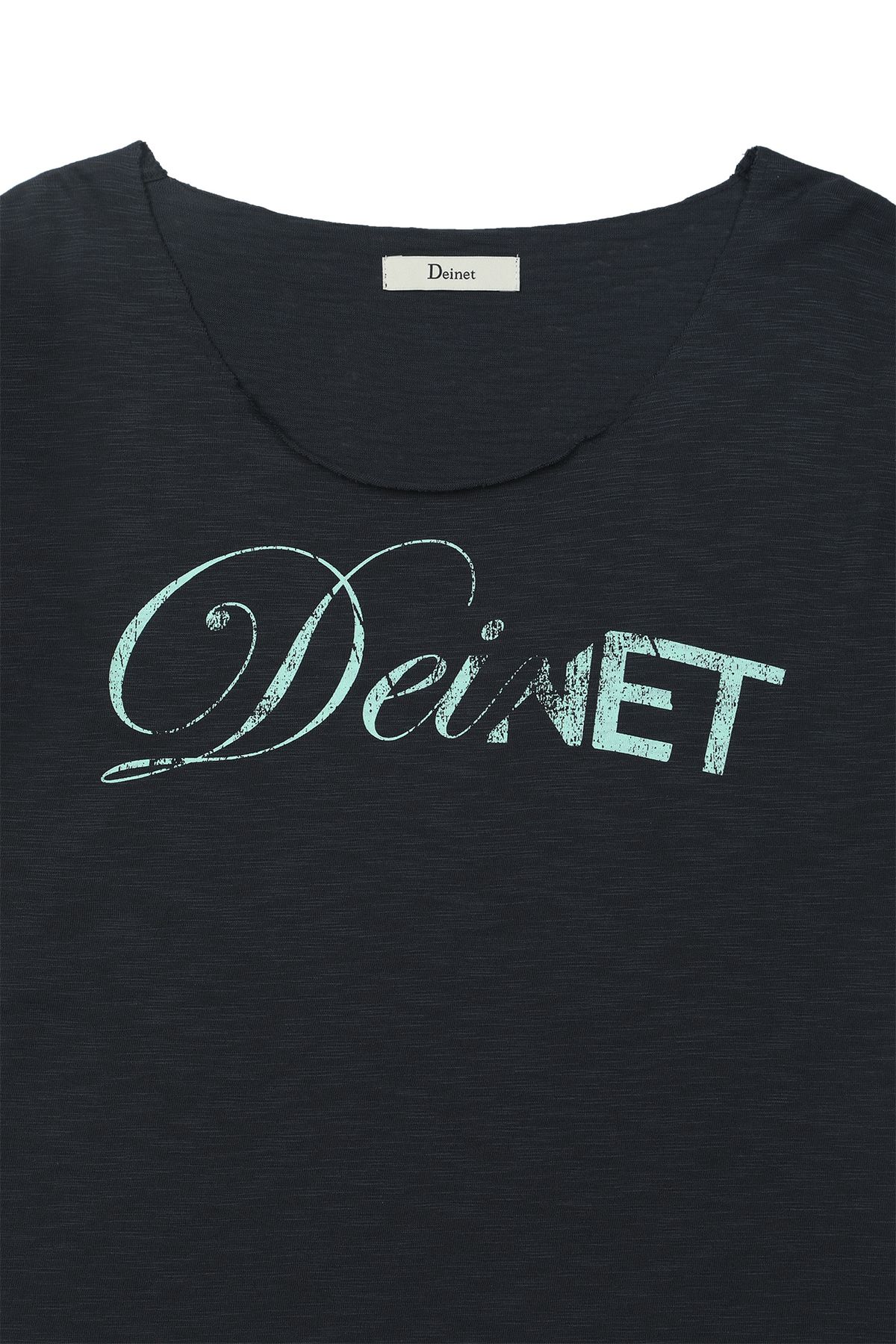 다이닛(DEINET) OFF SHOULDER GRAPHIC T-SHIRT IN NAVY