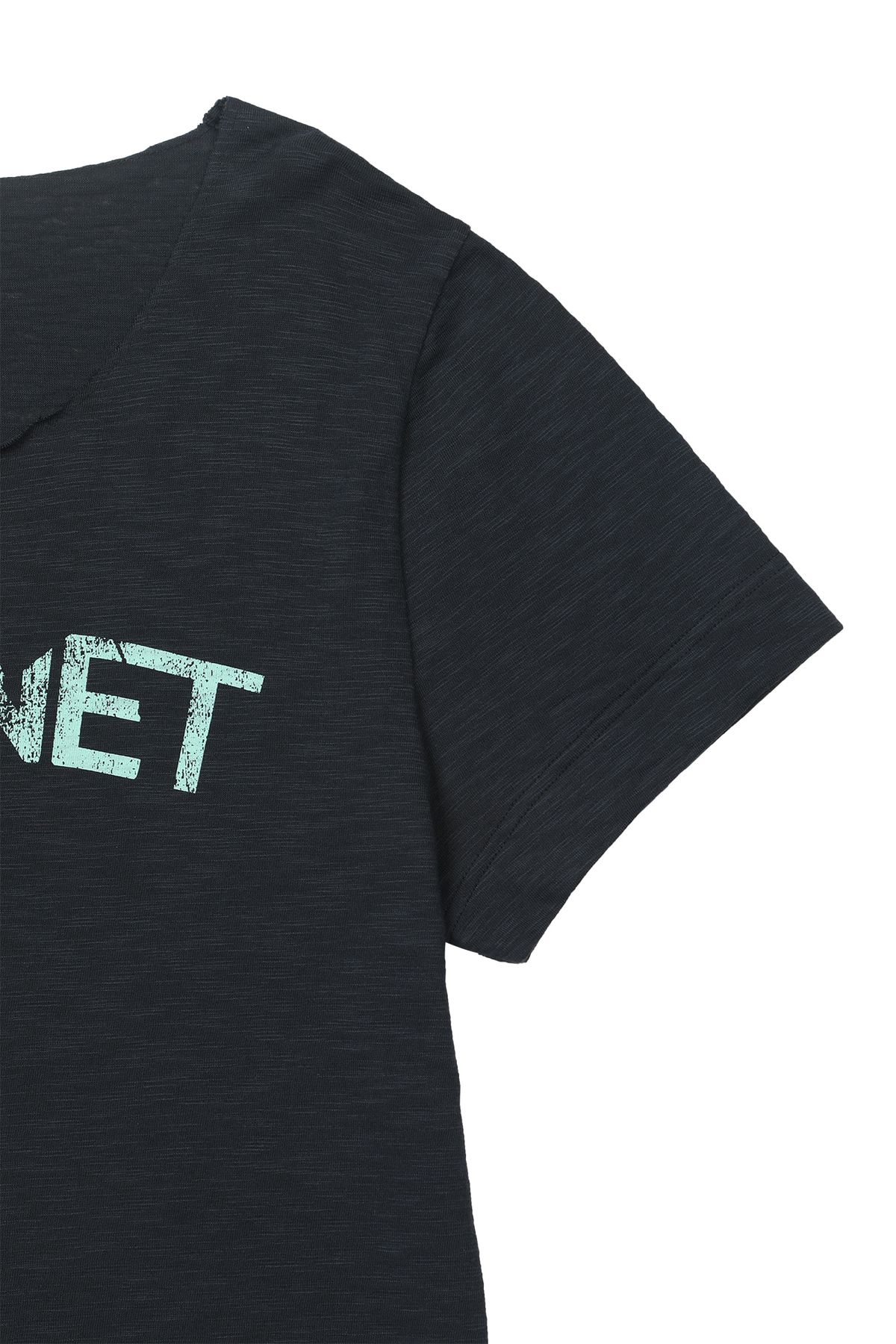 다이닛(DEINET) OFF SHOULDER GRAPHIC T-SHIRT IN NAVY