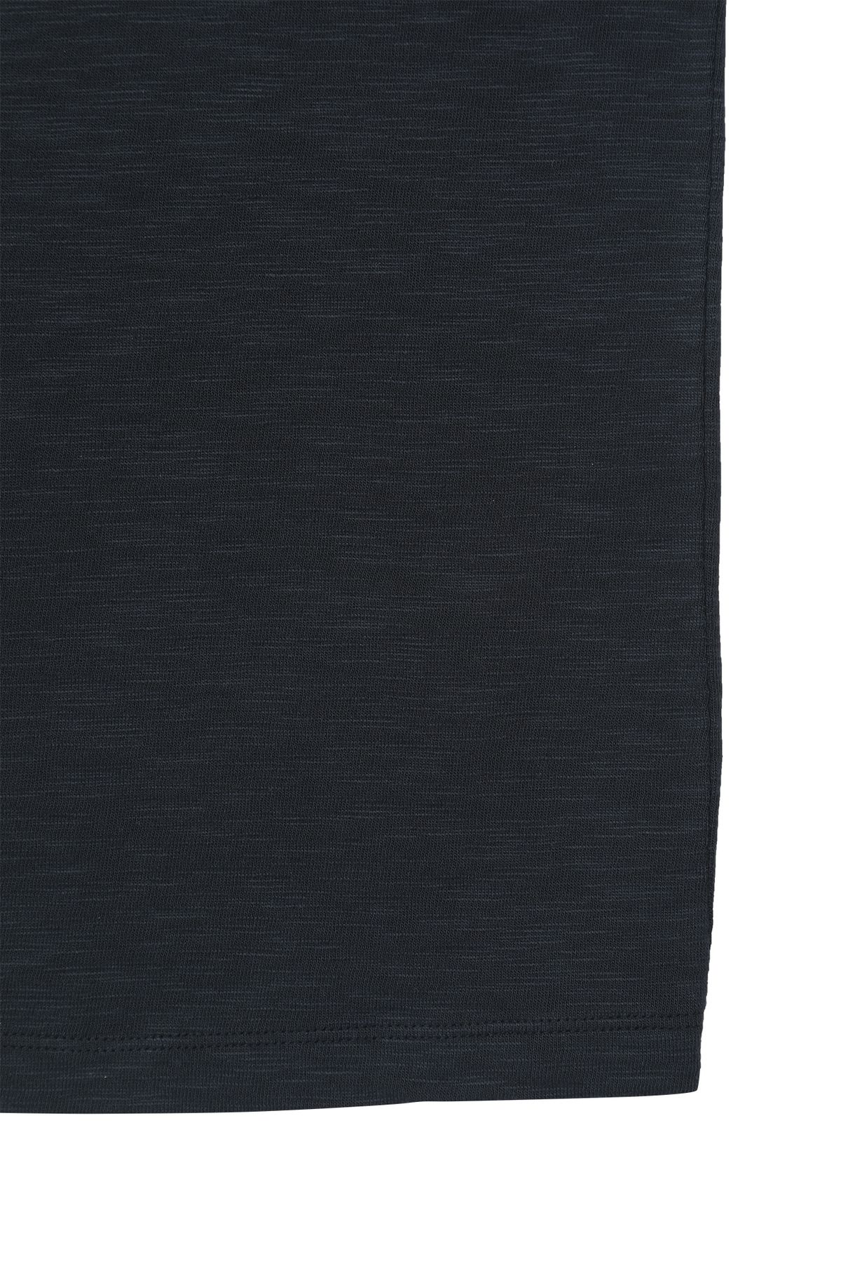 다이닛(DEINET) OFF SHOULDER GRAPHIC T-SHIRT IN NAVY
