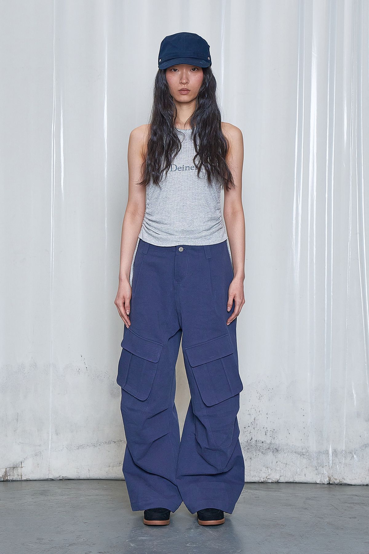 다이닛(DEINET) LOGO SHIRRING SLEEVELESS IN GREY