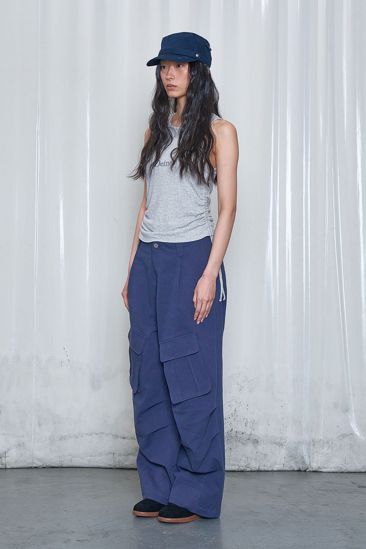 다이닛(DEINET) LOGO SHIRRING SLEEVELESS IN GREY