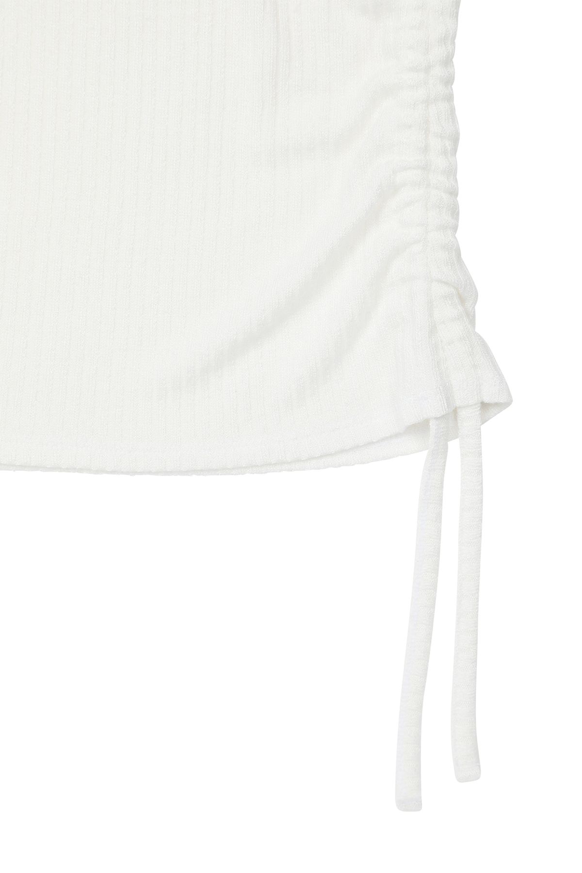 다이닛(DEINET) LOGO SHIRRING SLEEVELESS IN WHITE