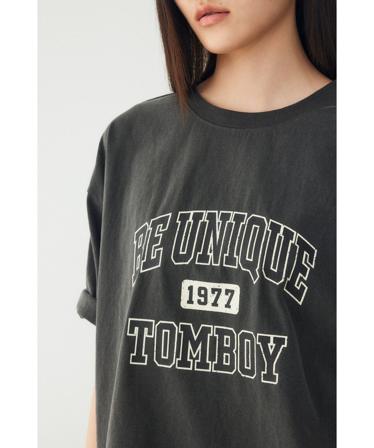 스튜디오 톰보이(STUDIO TOMBOY) 빈티지 레터링 그래픽 반팔 티셔츠_다크 그레이 9176222990
