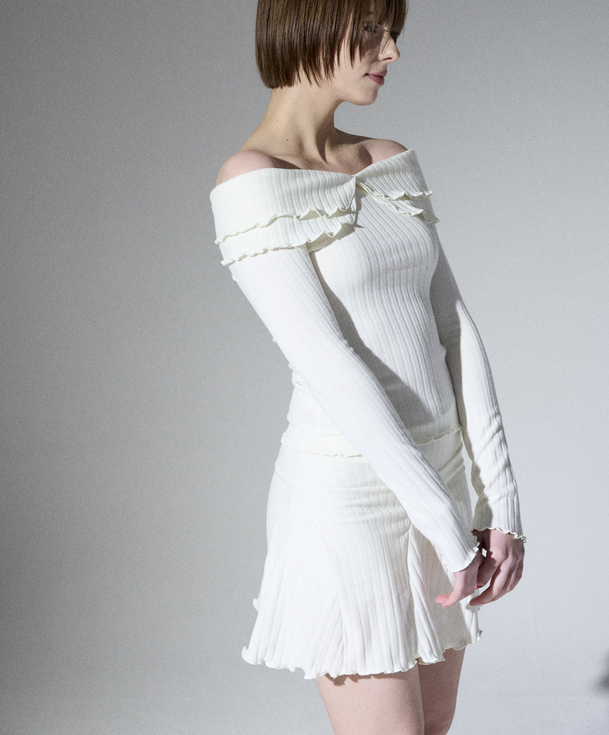 알리에나(ALIENAR) Double ruffle Off-shoulder long sleeve (WH)
