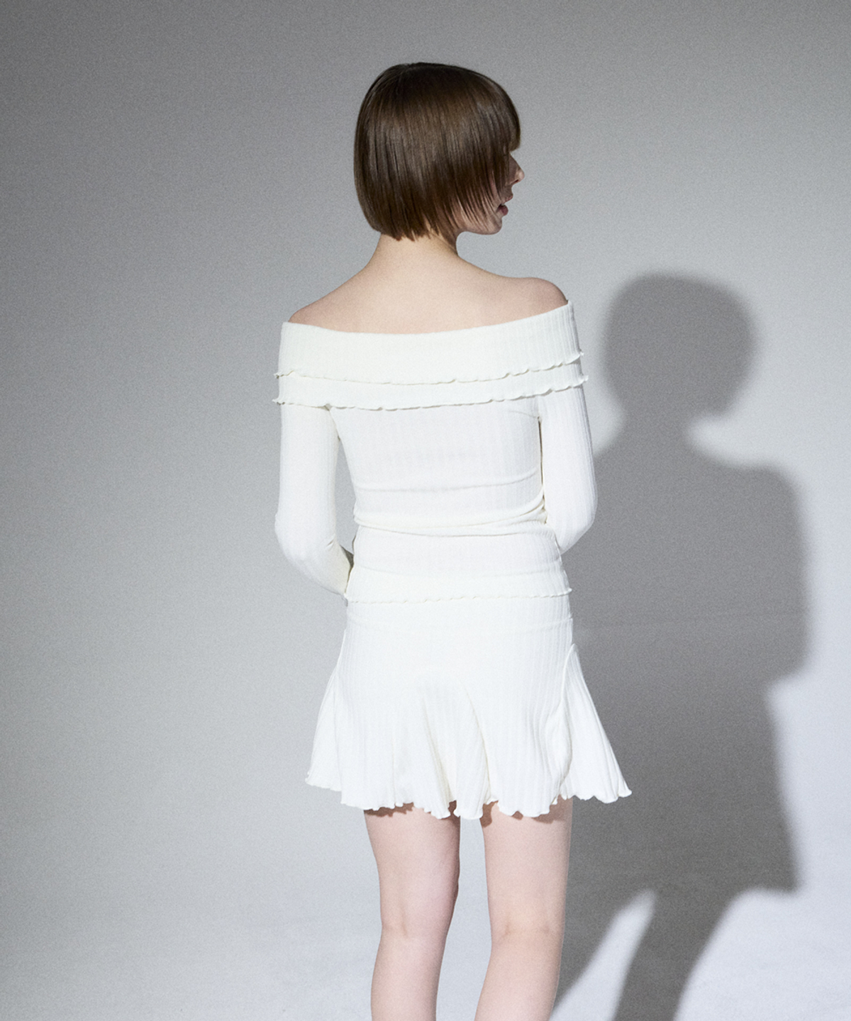 알리에나(ALIENAR) Double ruffle Off-shoulder long sleeve (WH)
