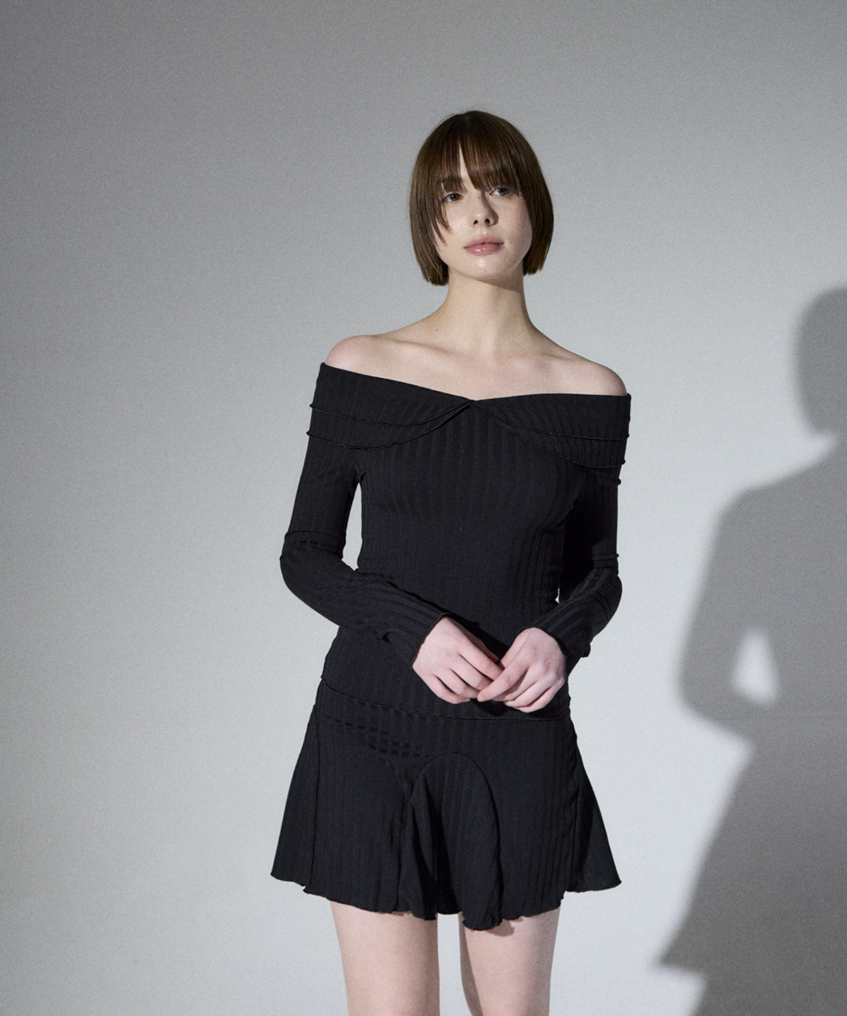 알리에나(ALIENAR) Double ruffle Off-shoulder long sleeve (BK)