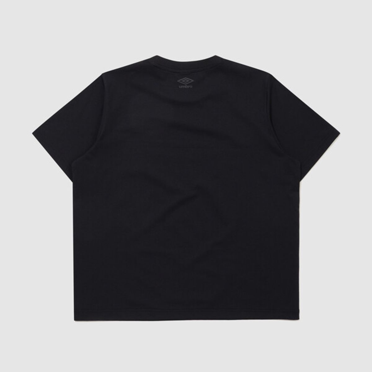엄브로(UMBRO) [QUICK-DRY] 다이아몬드 이스케이프 오아시스 프레쉬 반팔 티셔츠 블랙 UR223CRS50