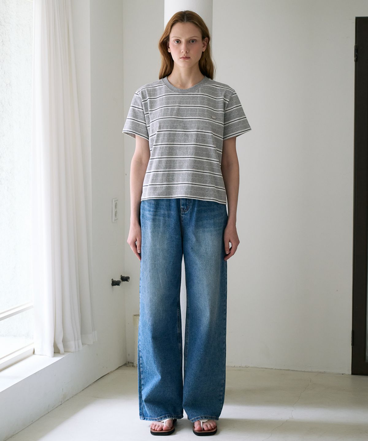드헤베(DEHEVE) Minimal Logo Stripe T-shirt [Gray]
