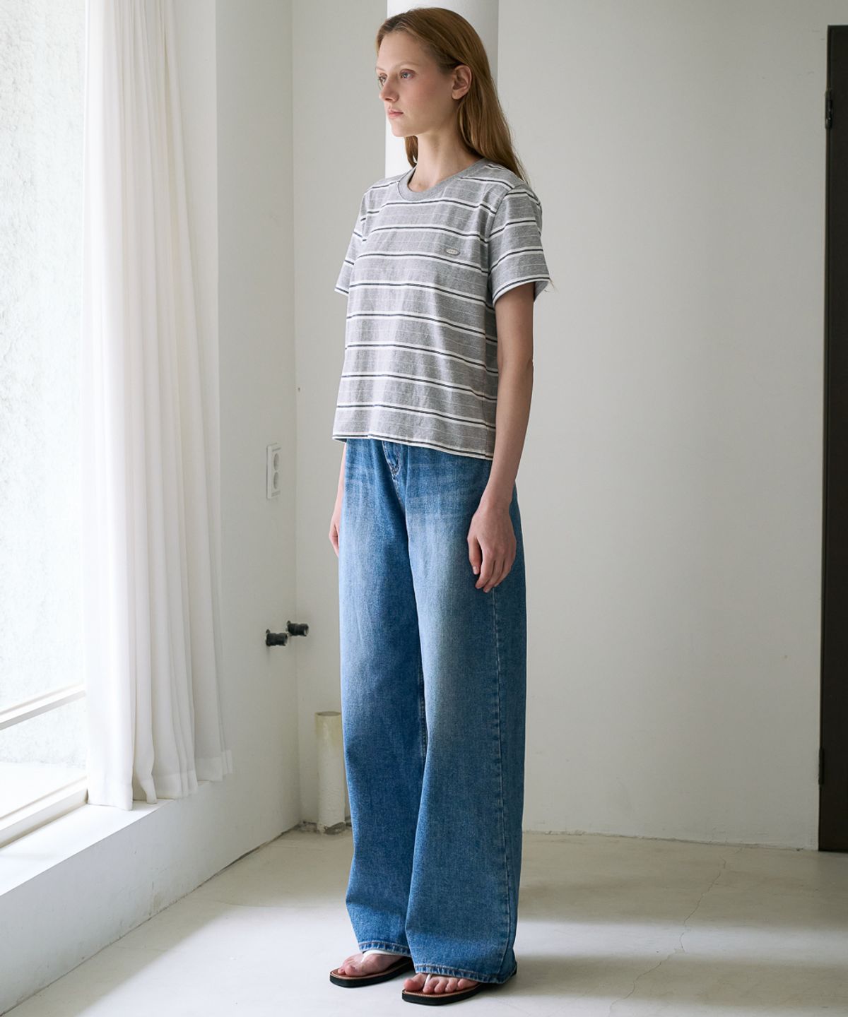 드헤베(DEHEVE) Minimal Logo Stripe T-shirt [Gray]