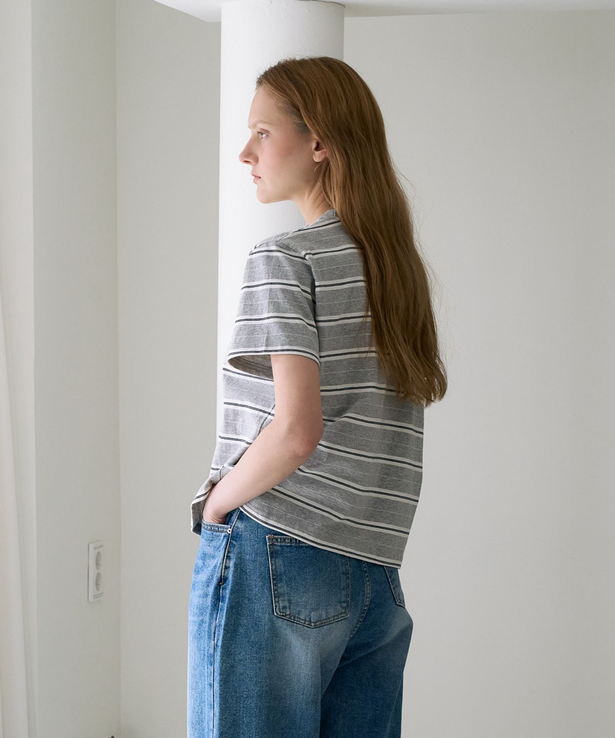드헤베(DEHEVE) Minimal Logo Stripe T-shirt [Gray]