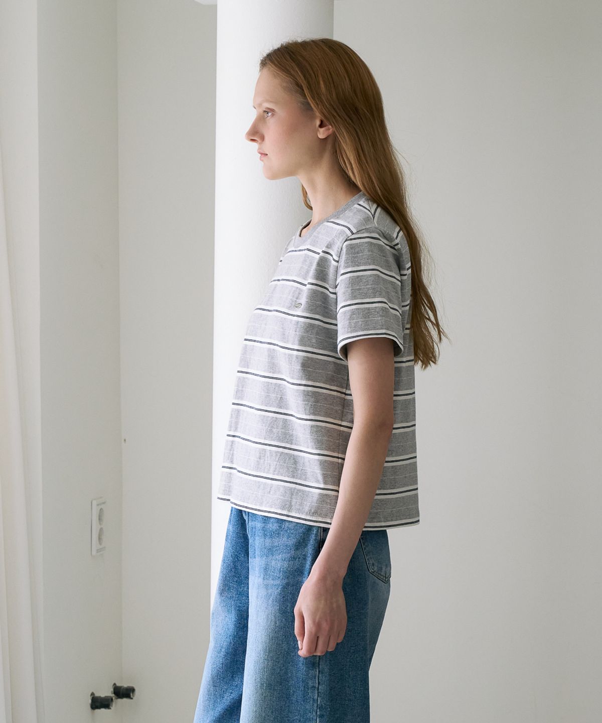 드헤베(DEHEVE) Minimal Logo Stripe T-shirt [Gray]