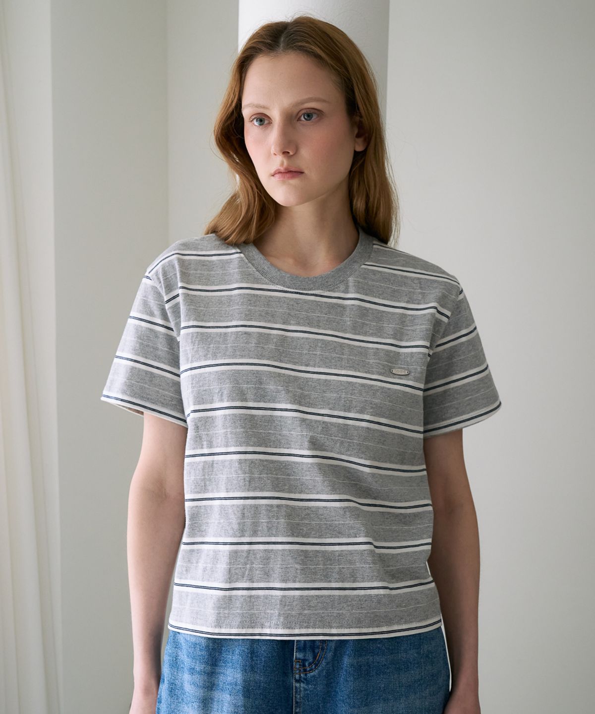 드헤베(DEHEVE) Minimal Logo Stripe T-shirt [Gray]