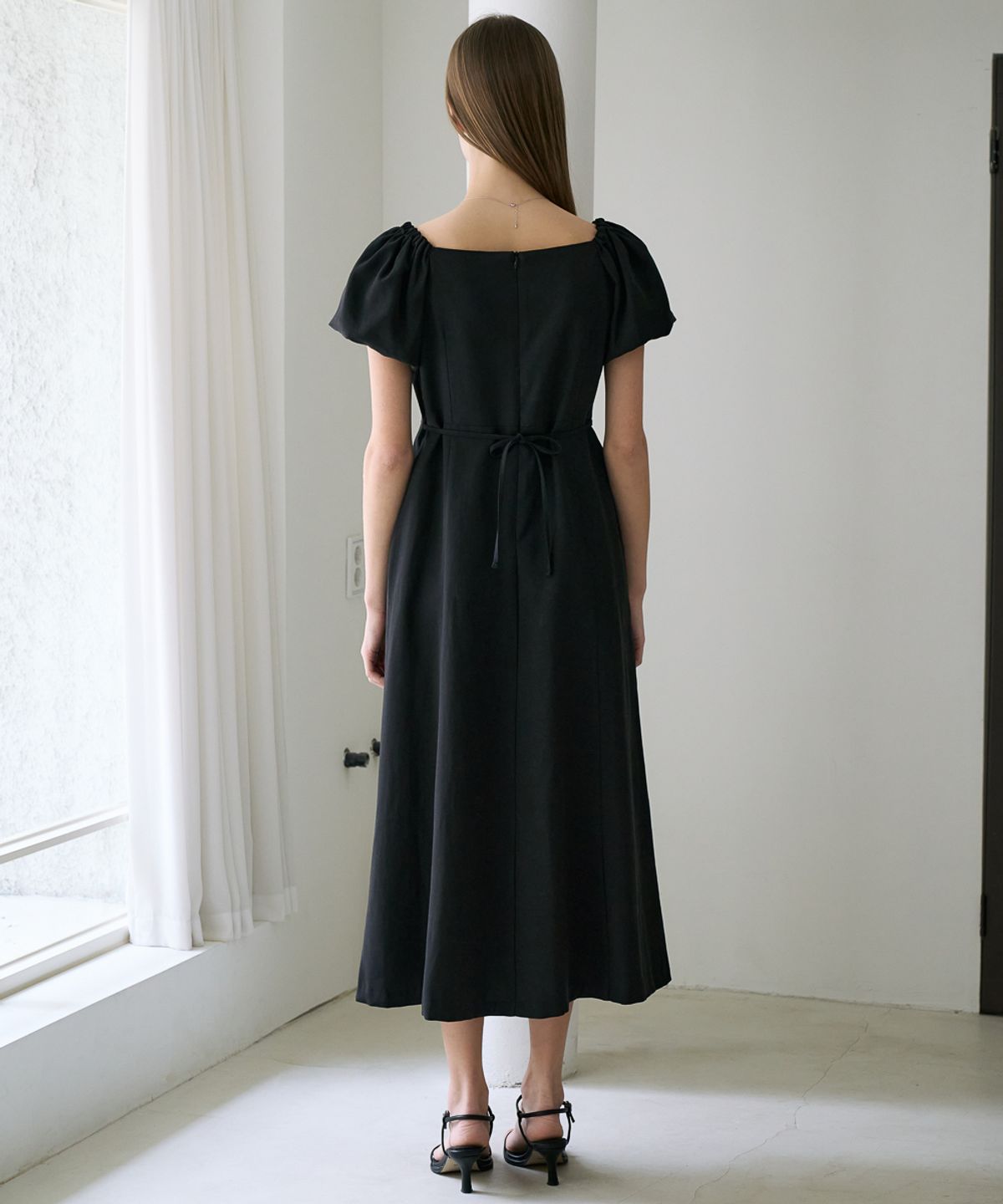 드헤베(DEHEVE) Square Neck Puff Dress [Black]