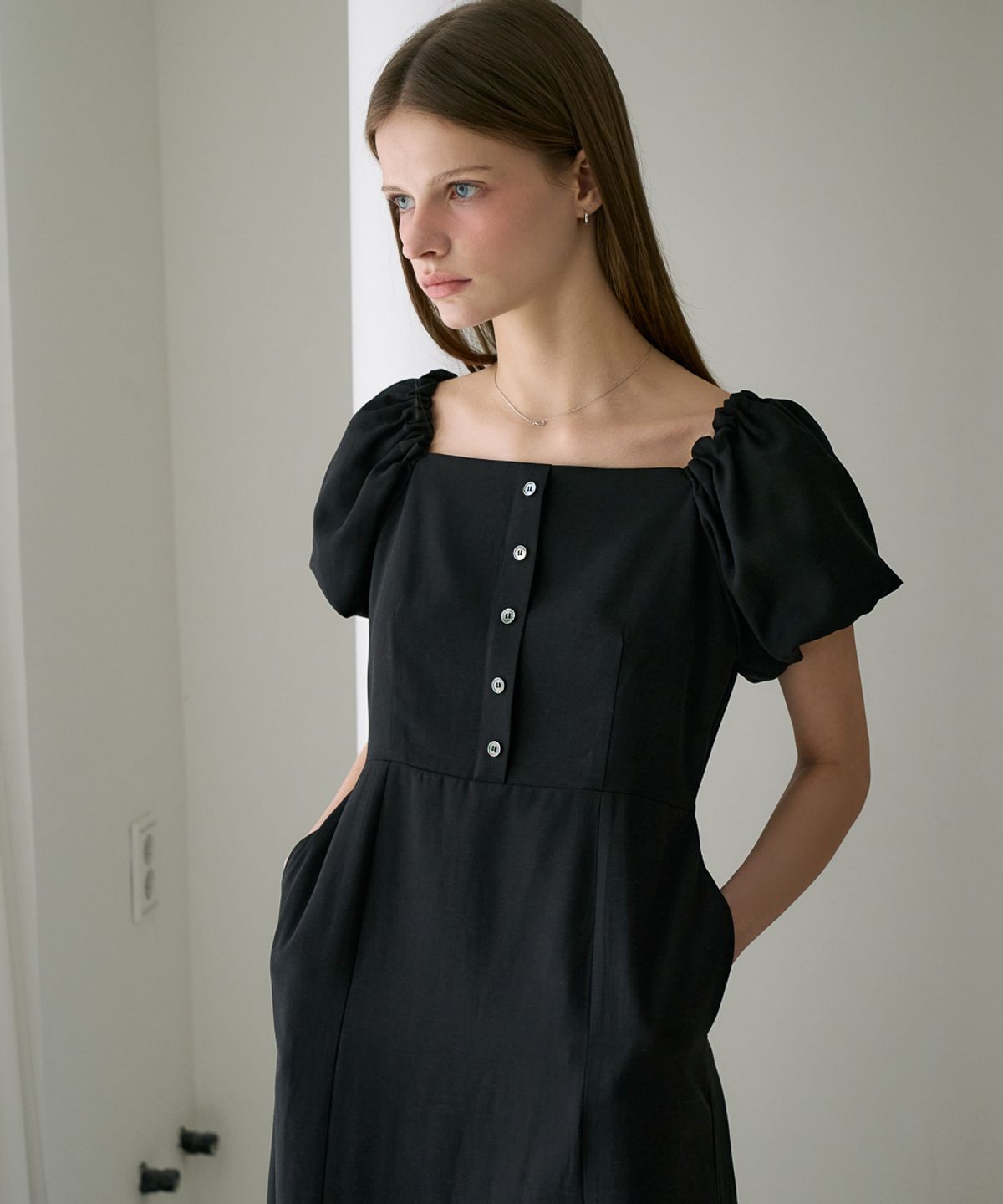 드헤베(DEHEVE) Square Neck Puff Dress [Black]
