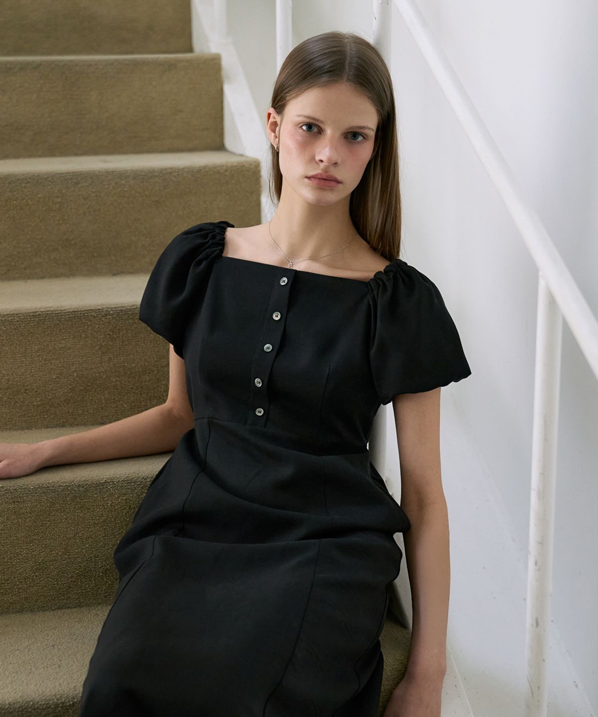드헤베(DEHEVE) Square Neck Puff Dress [Black]