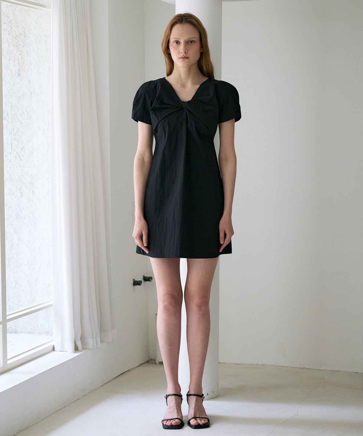 드헤베(DEHEVE) Twist Flare Mini Dress [Black]