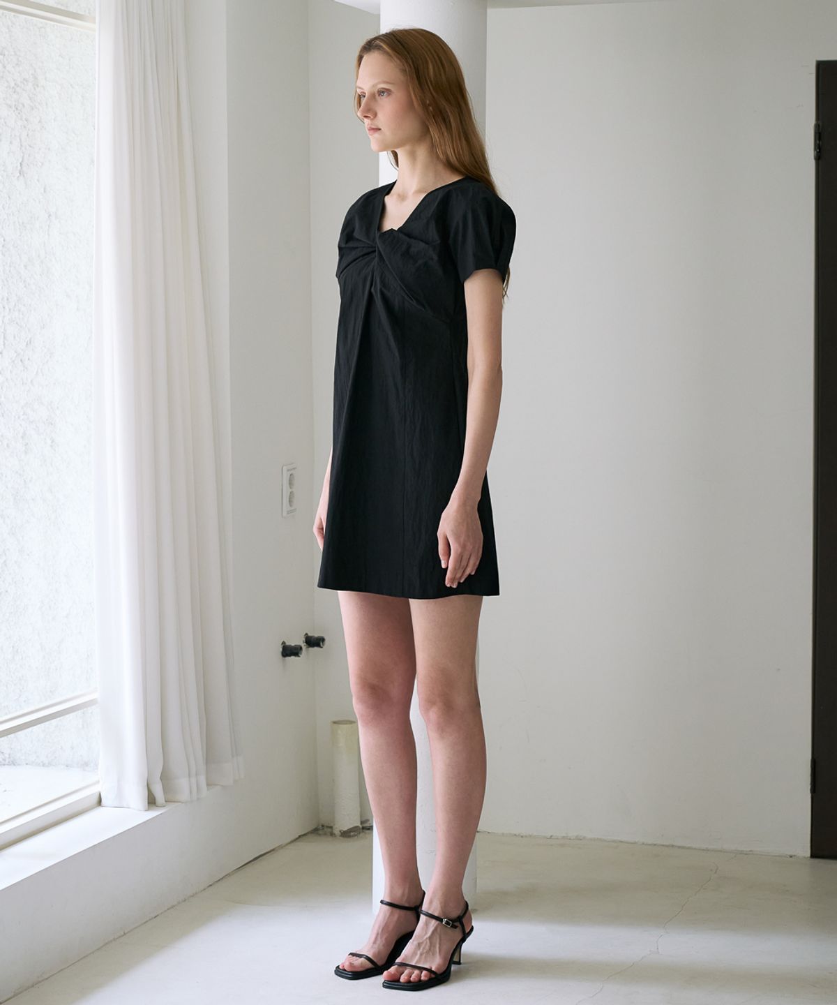 드헤베(DEHEVE) Twist Flare Mini Dress [Black]