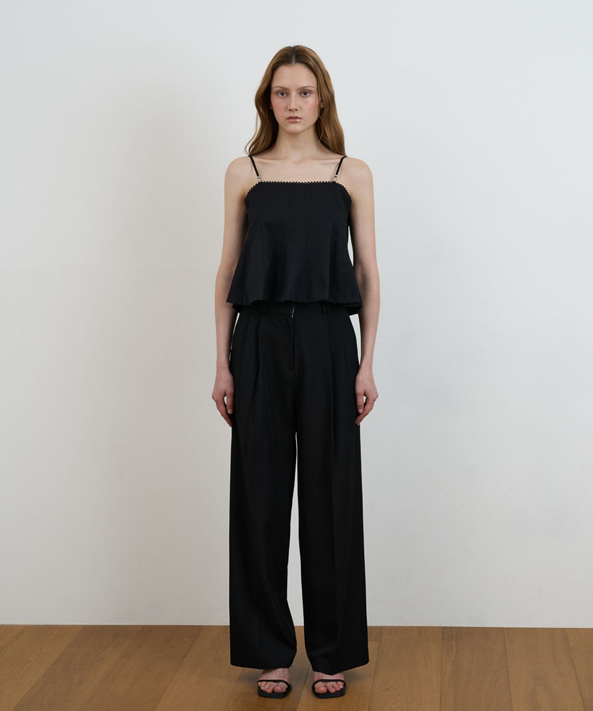 드헤베(DEHEVE) Strap Sleeveless Blouse [Black]