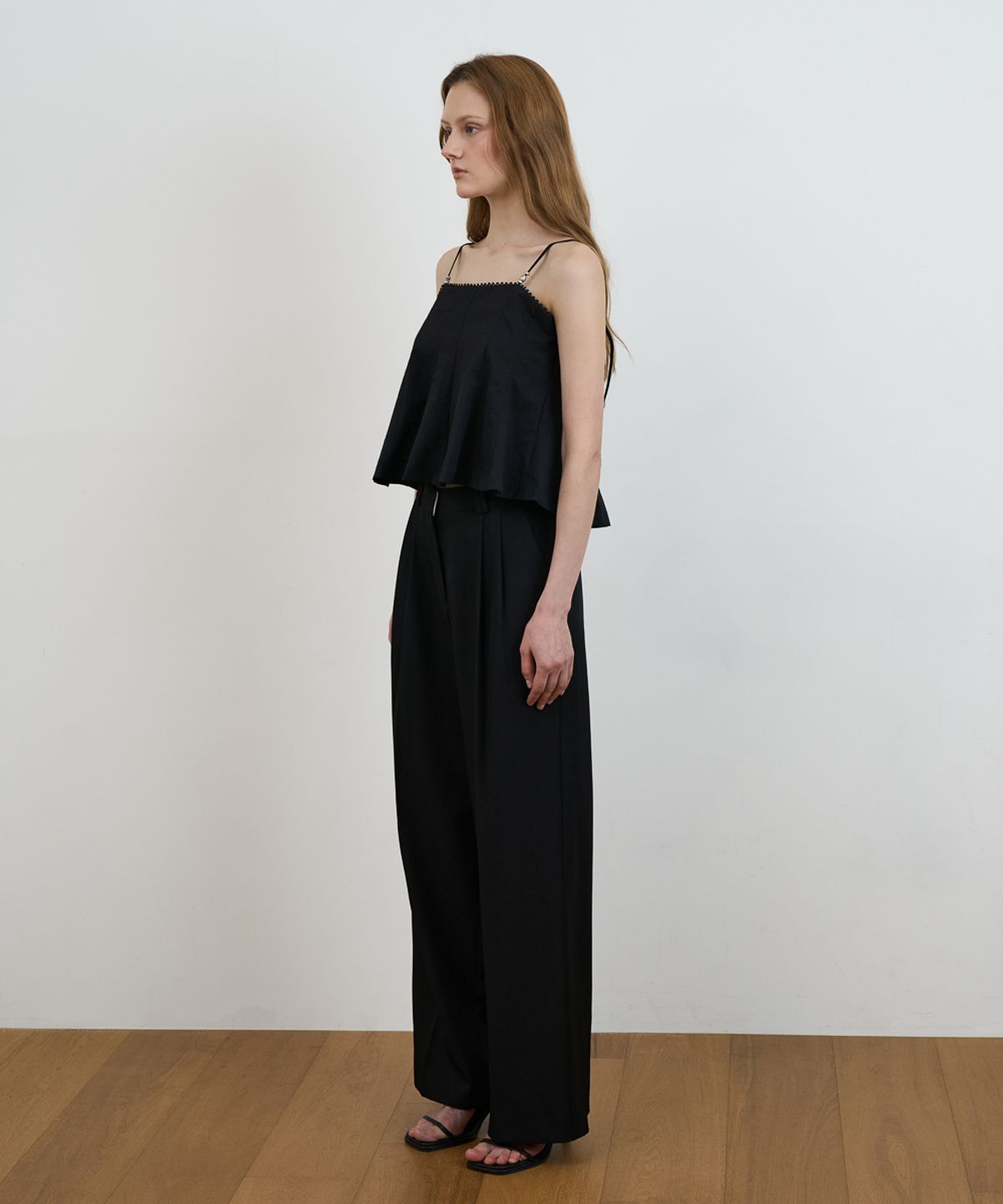 드헤베(DEHEVE) Strap Sleeveless Blouse [Black]