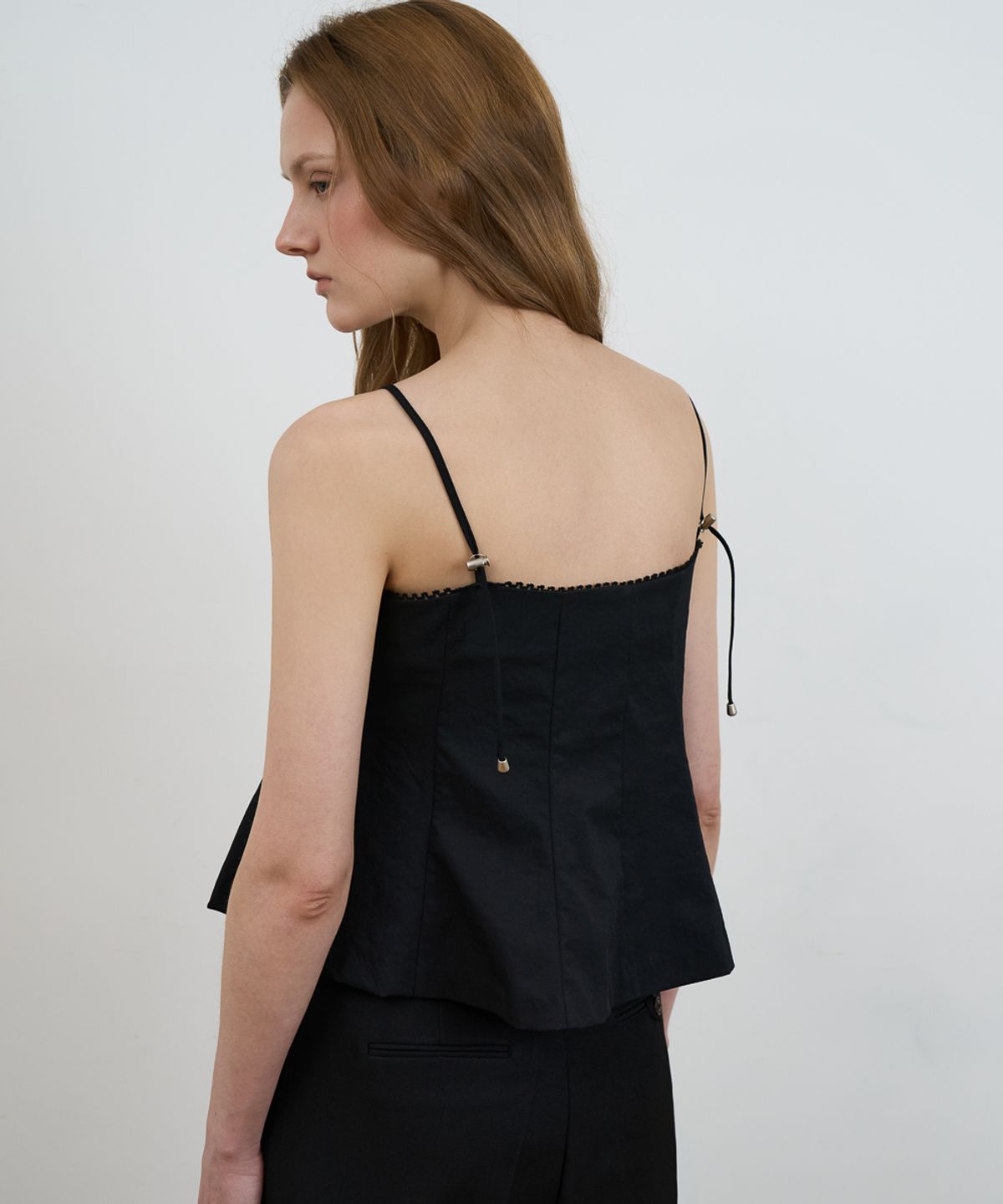 드헤베(DEHEVE) Strap Sleeveless Blouse [Black]