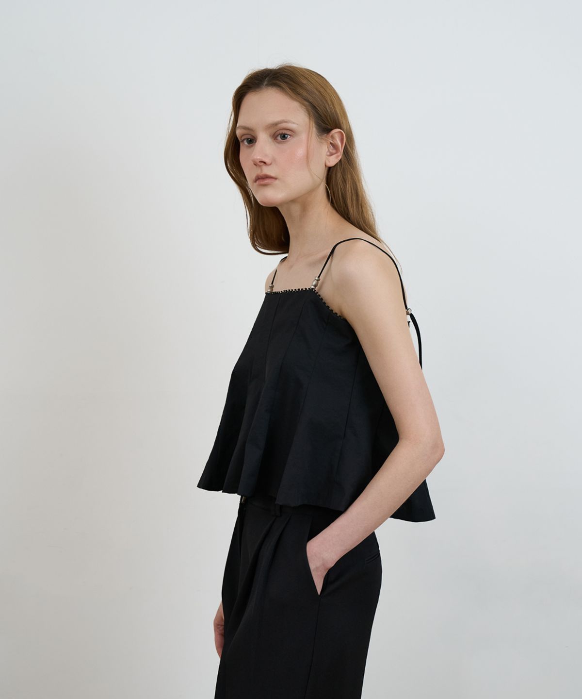 드헤베(DEHEVE) Strap Sleeveless Blouse [Black]
