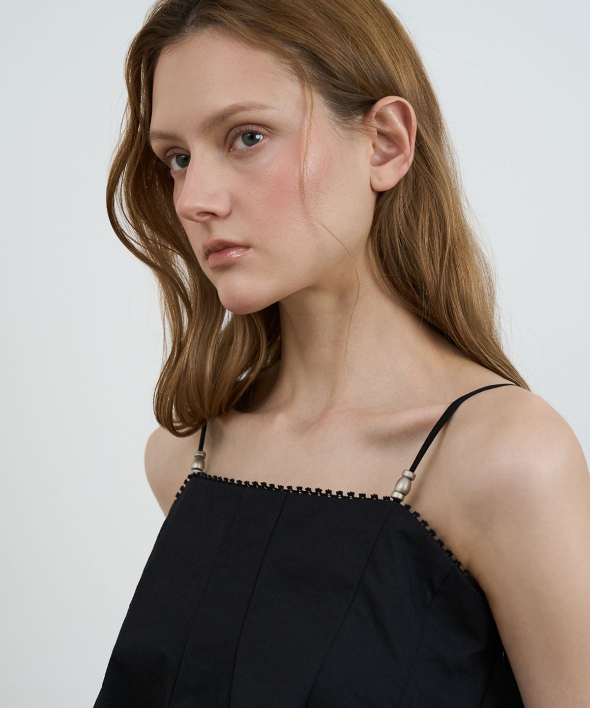 드헤베(DEHEVE) Strap Sleeveless Blouse [Black]