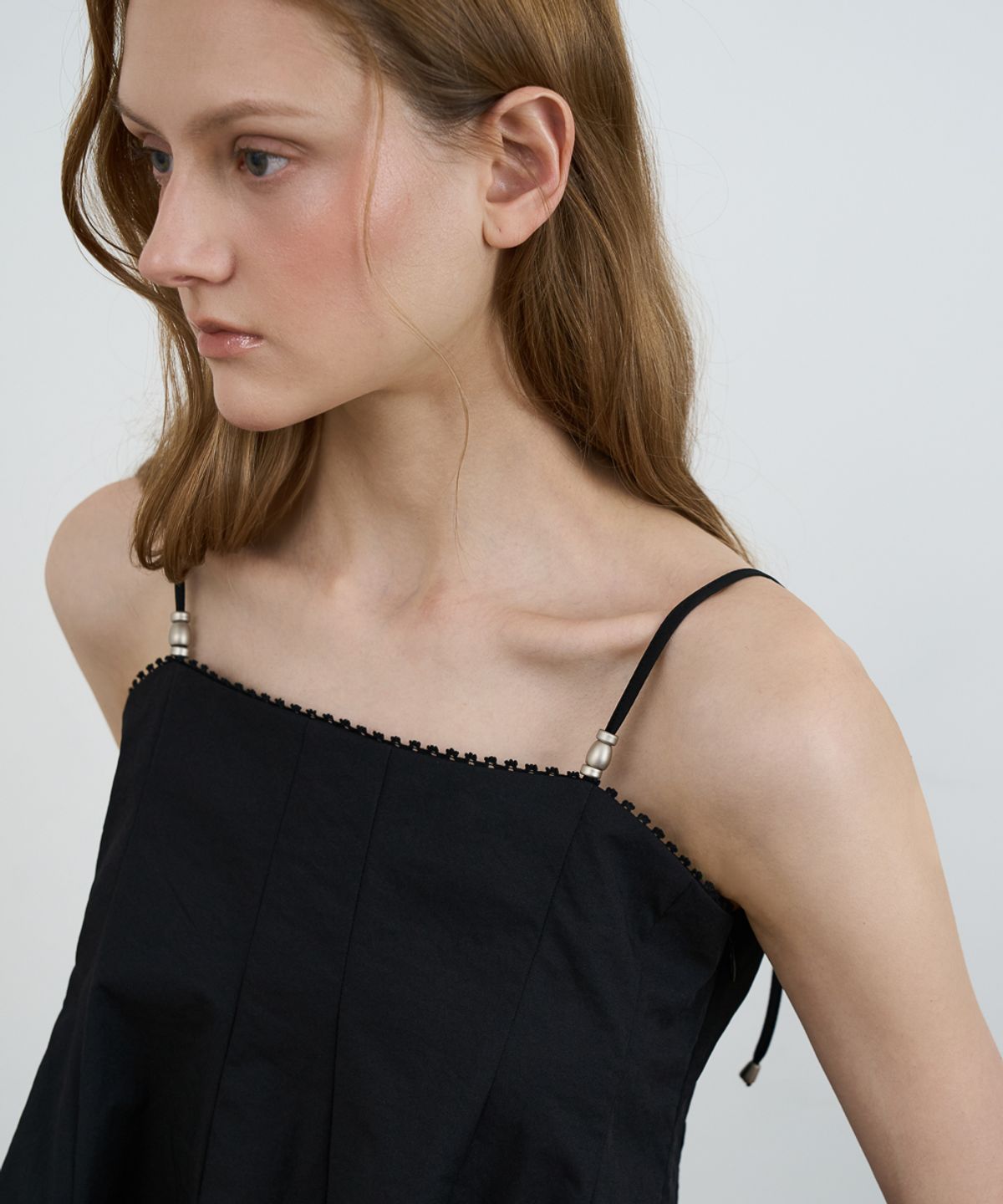 드헤베(DEHEVE) Strap Sleeveless Blouse [Black]