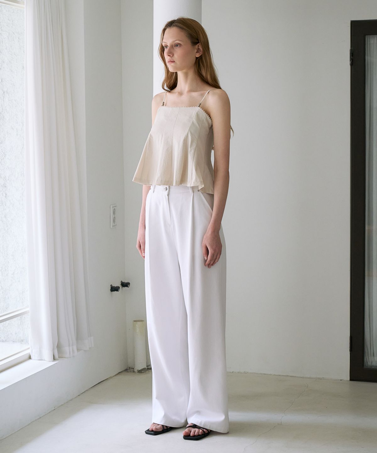 드헤베(DEHEVE) Strap Sleeveless Blouse [Light Beige]