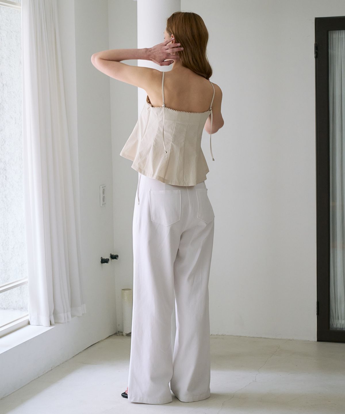 드헤베(DEHEVE) Strap Sleeveless Blouse [Light Beige]