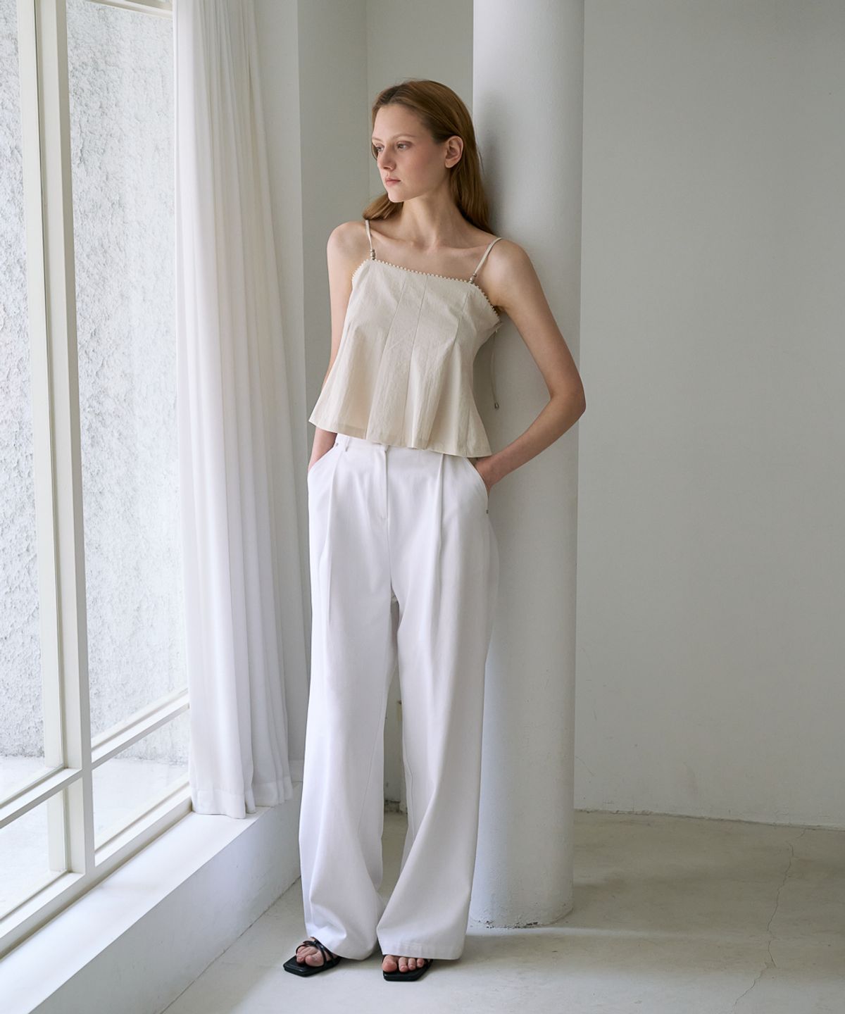 드헤베(DEHEVE) Strap Sleeveless Blouse [Light Beige]