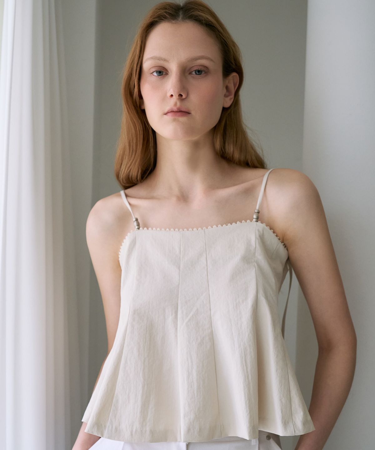 드헤베(DEHEVE) Strap Sleeveless Blouse [Light Beige]