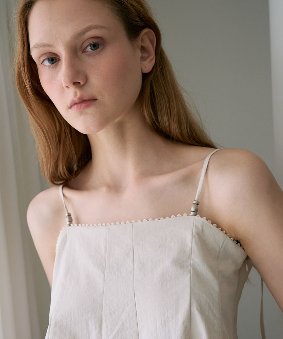 드헤베(DEHEVE) Strap Sleeveless Blouse [Light Beige]