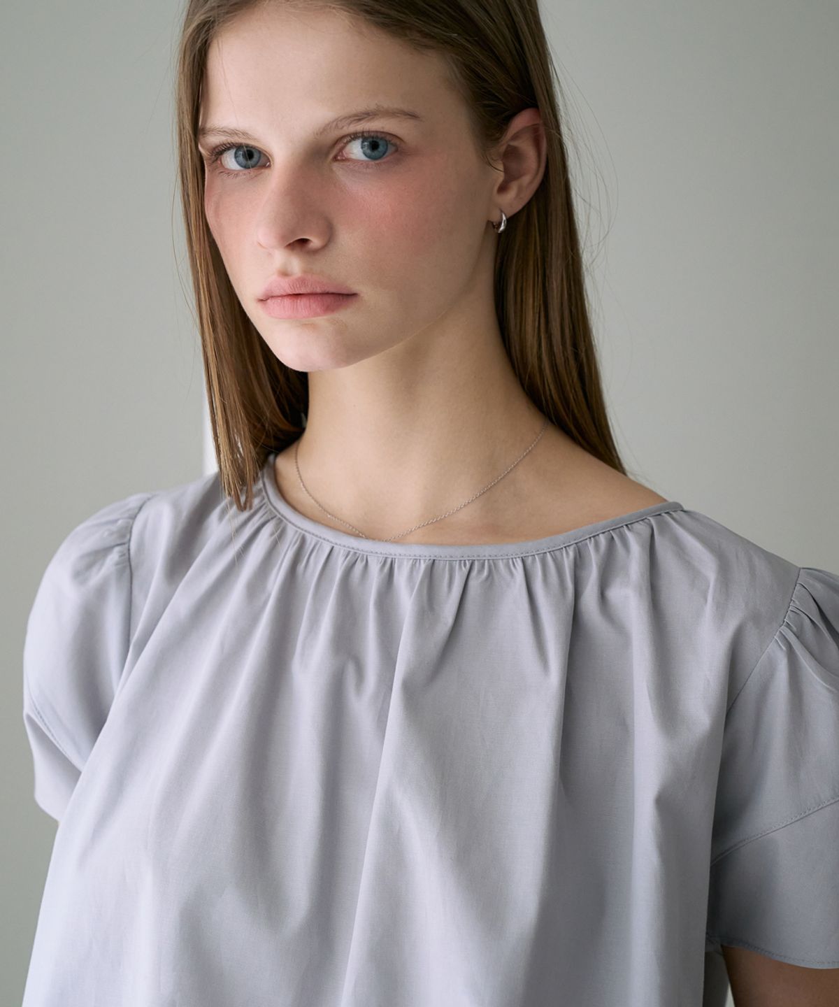드헤베(DEHEVE) Volume Shirring Blouse [Dusty Blue]