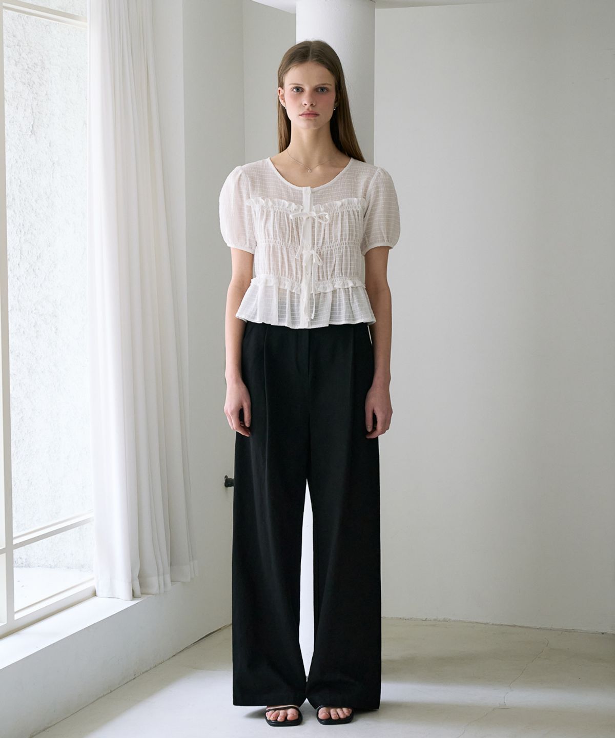 드헤베(DEHEVE) Ribbon Smocked Blouse [Ivory]