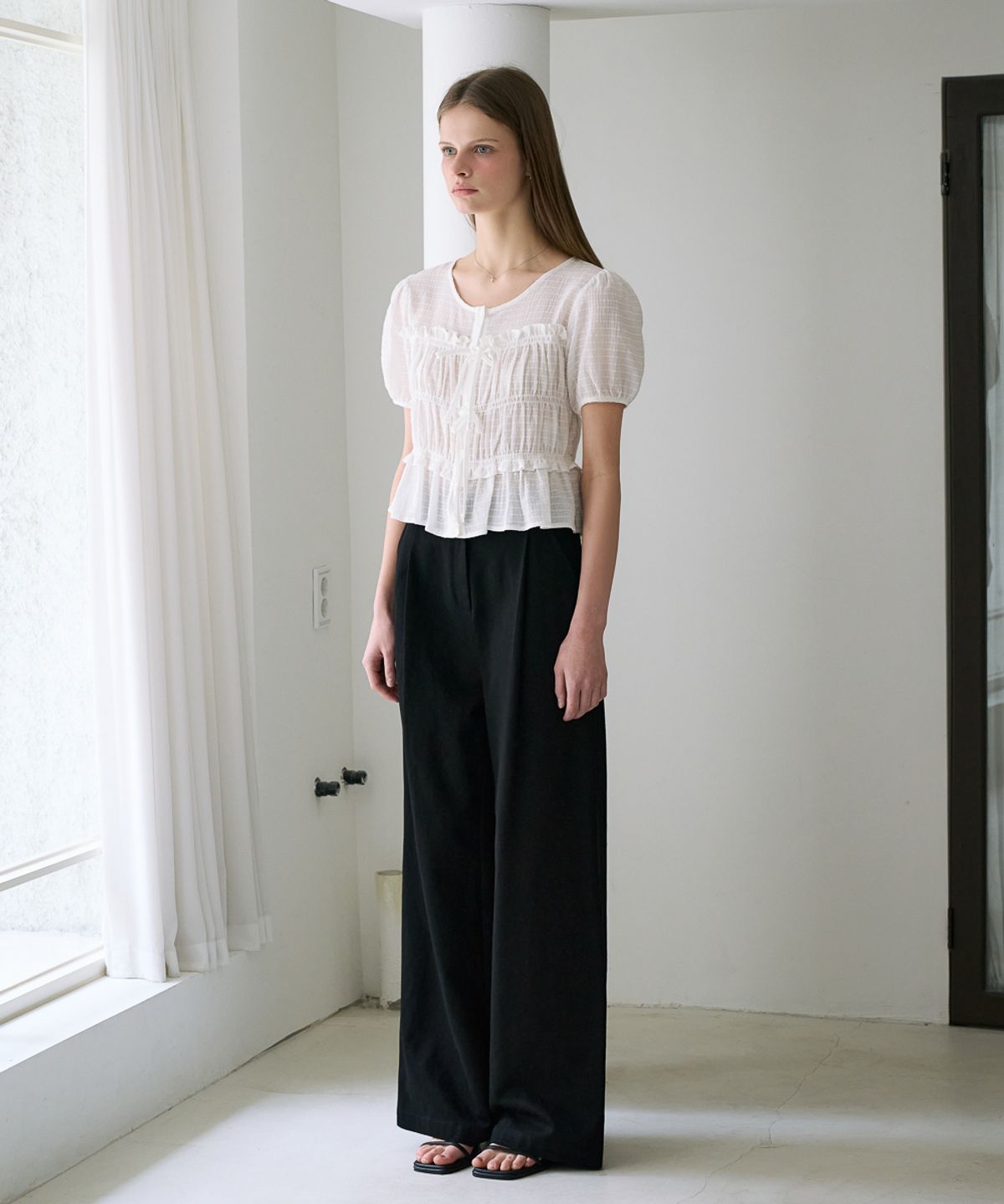 드헤베(DEHEVE) Ribbon Smocked Blouse [Ivory]