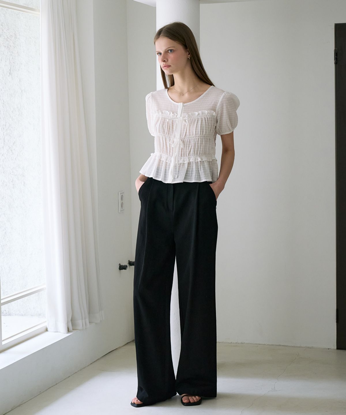 드헤베(DEHEVE) Ribbon Smocked Blouse [Ivory]