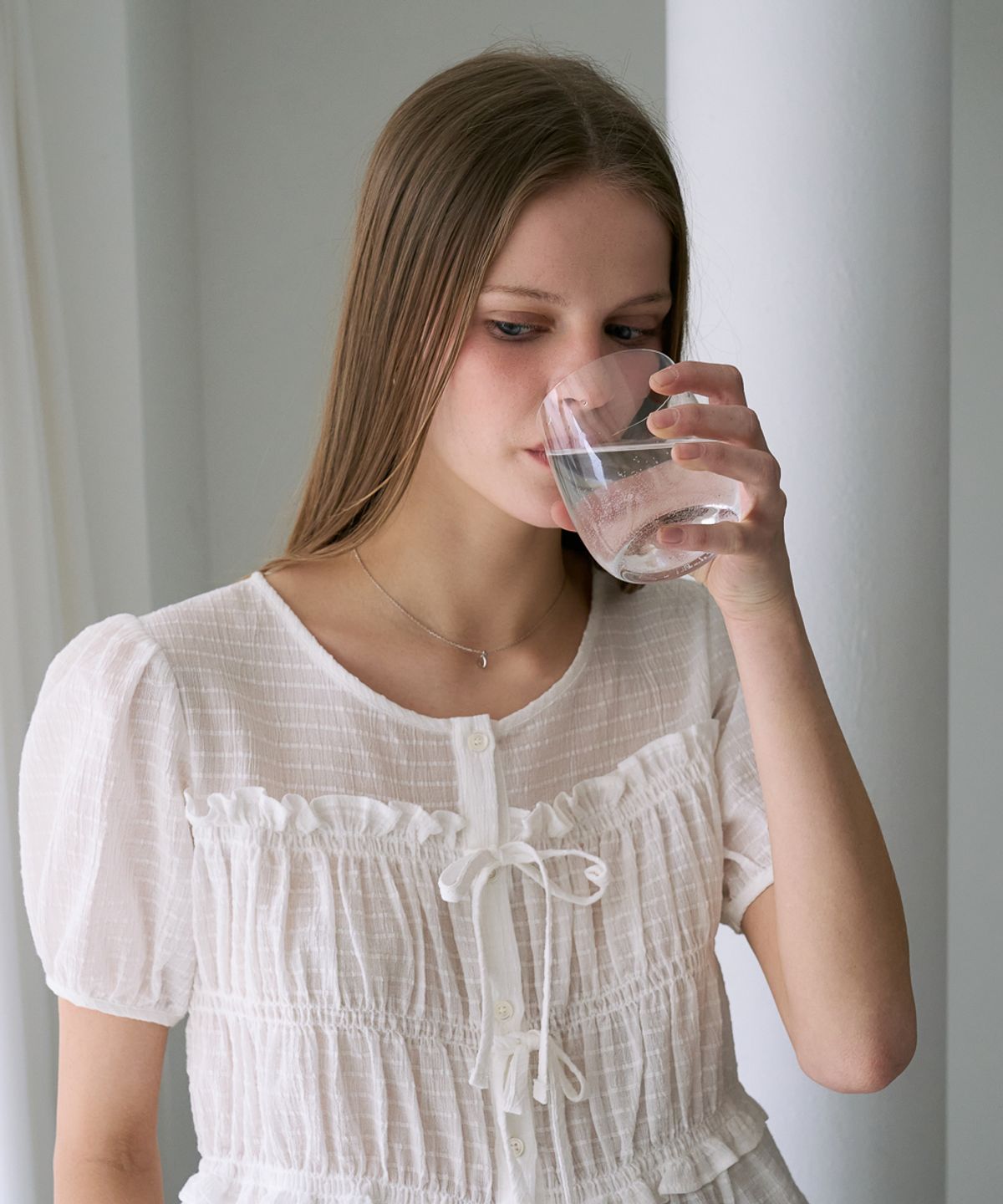 드헤베(DEHEVE) Ribbon Smocked Blouse [Ivory]