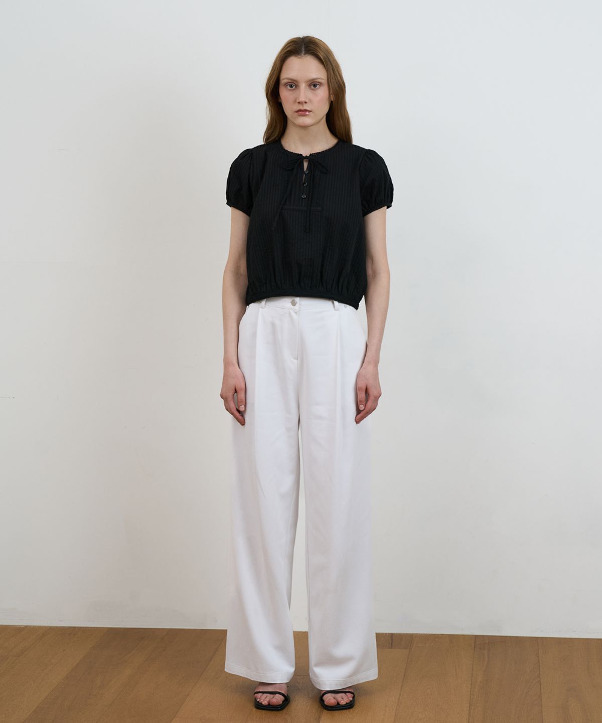 드헤베(DEHEVE) Puff Sleeve Ribbon Blouse [Black]
