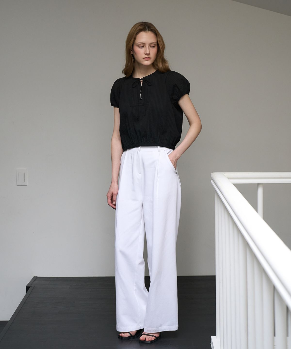 드헤베(DEHEVE) Puff Sleeve Ribbon Blouse [Black]
