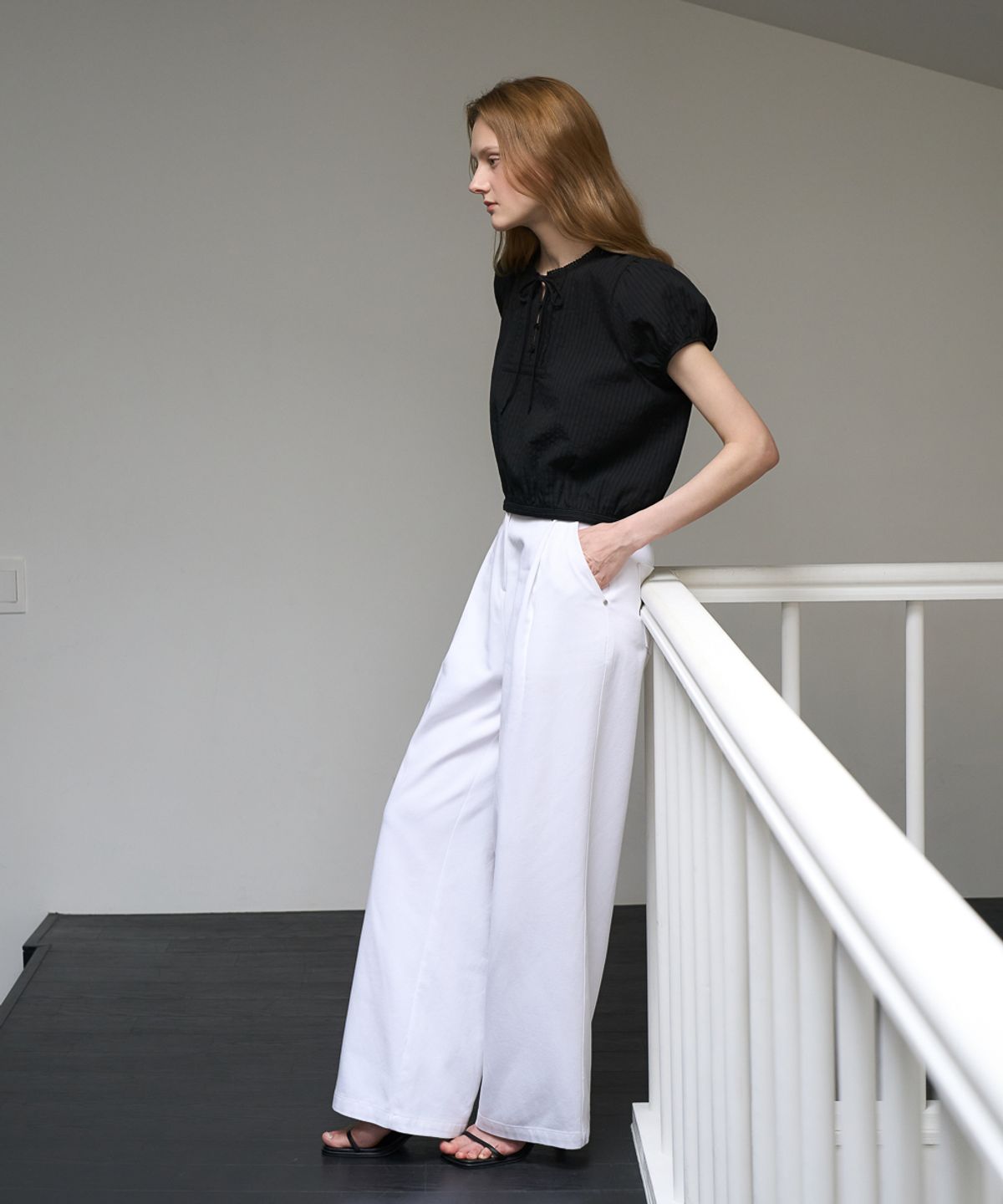 드헤베(DEHEVE) Puff Sleeve Ribbon Blouse [Black]