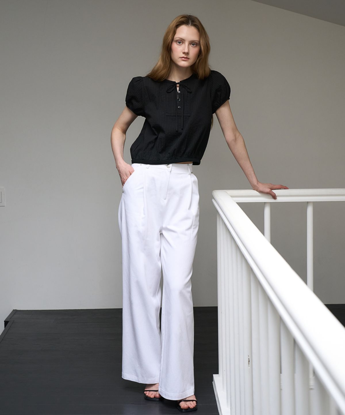 드헤베(DEHEVE) Puff Sleeve Ribbon Blouse [Black]