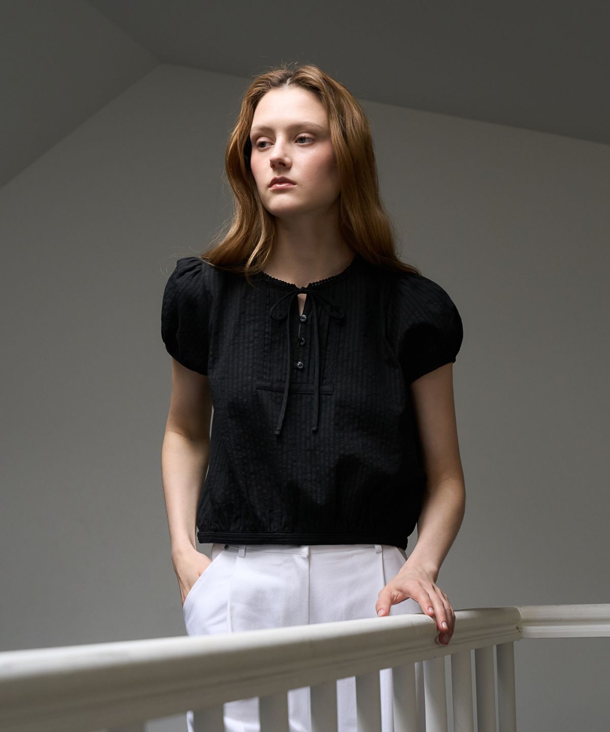 드헤베(DEHEVE) Puff Sleeve Ribbon Blouse [Black]