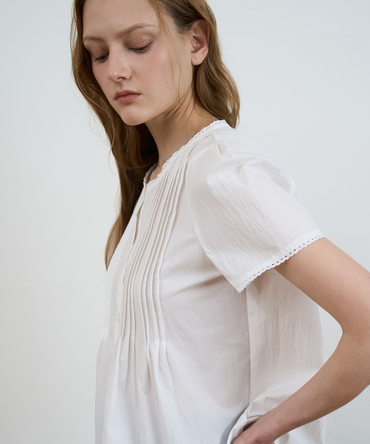 드헤베(DEHEVE) Lace Trim Pintuck Blouse [Ivory]