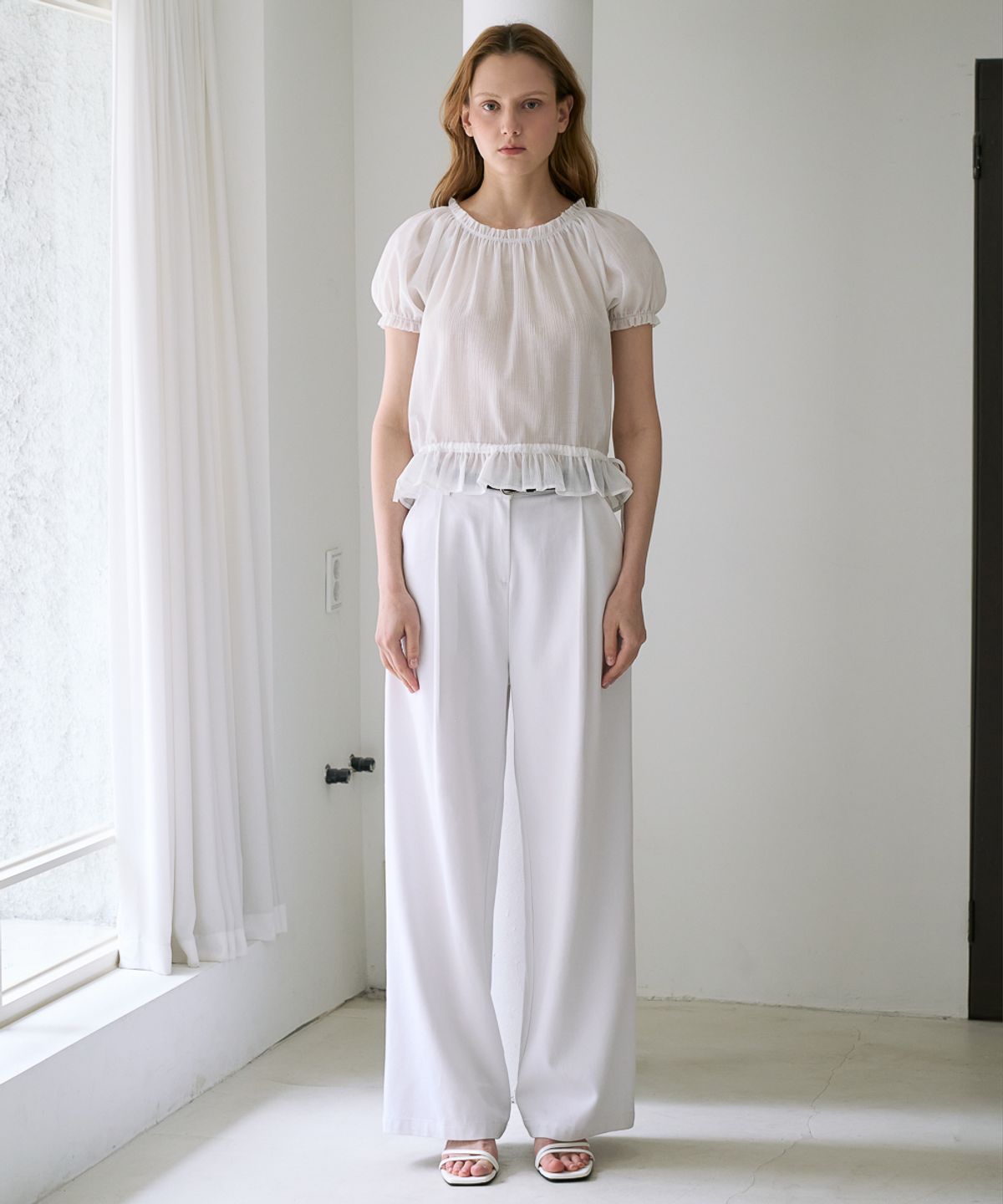 드헤베(DEHEVE) Frill Puff Crop Blouse [Ivory]