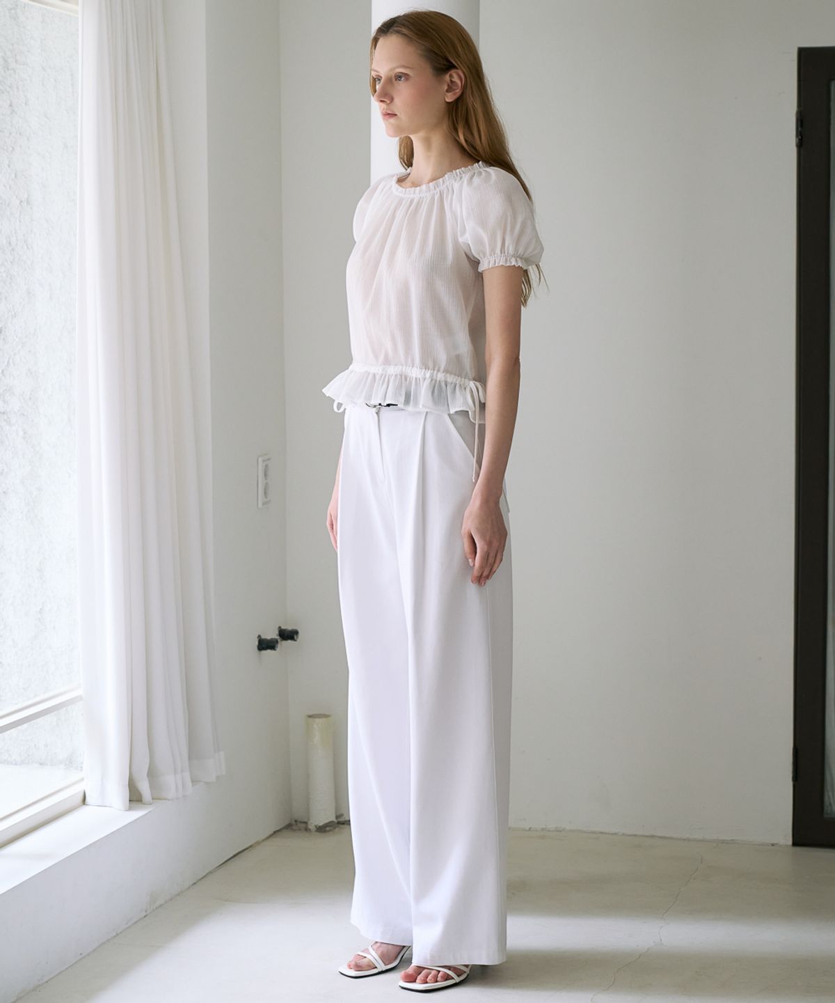 드헤베(DEHEVE) Frill Puff Crop Blouse [Ivory]